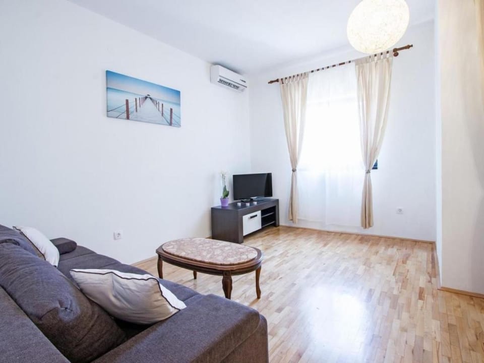 Apartment Perojka- 1 km vom Strand entfernt by Interhome Apartment in Fažana