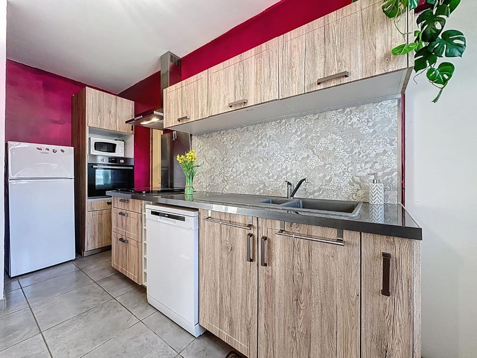Kitchen or kitchenette
