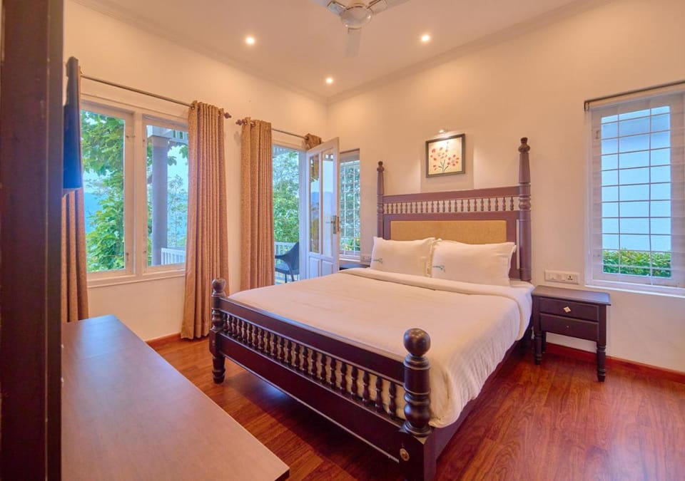 Bed, TV and multimedia, View (from property/room), Living room, Bedroom