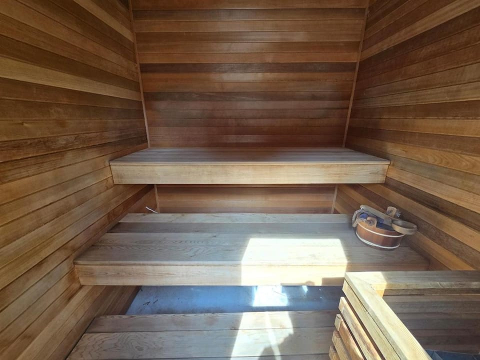 Luxary Villa w Pool, Sauna, Hot Tub - Sleeps 12 Villa in Oakville