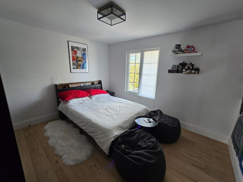 Luxary Villa w Pool, Sauna, Hot Tub - Sleeps 12 Villa in Oakville