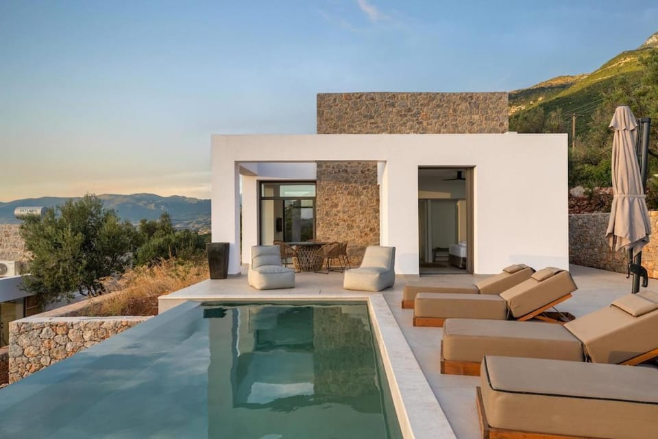 Property building, Patio, Day, Natural landscape, Seating area, Mountain view, Pool view, Swimming pool, sunbed