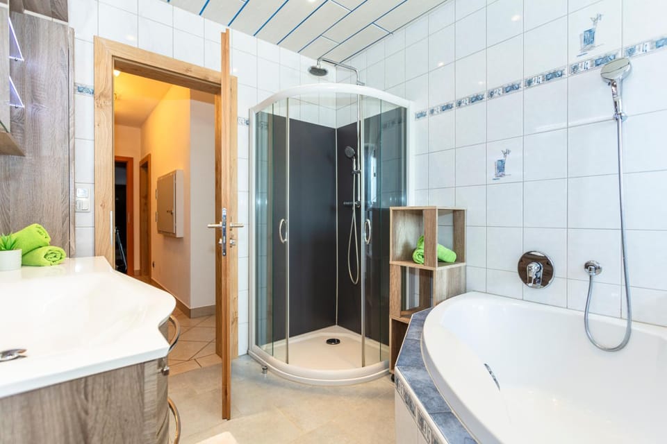 Shower, Toilet, Bathroom, Bath, towels