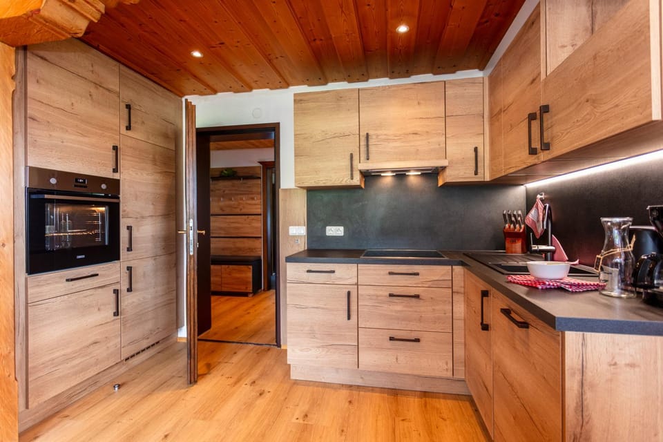 Coffee/tea facilities, Kitchen or kitchenette, dishwasher, oven, stove, toaster