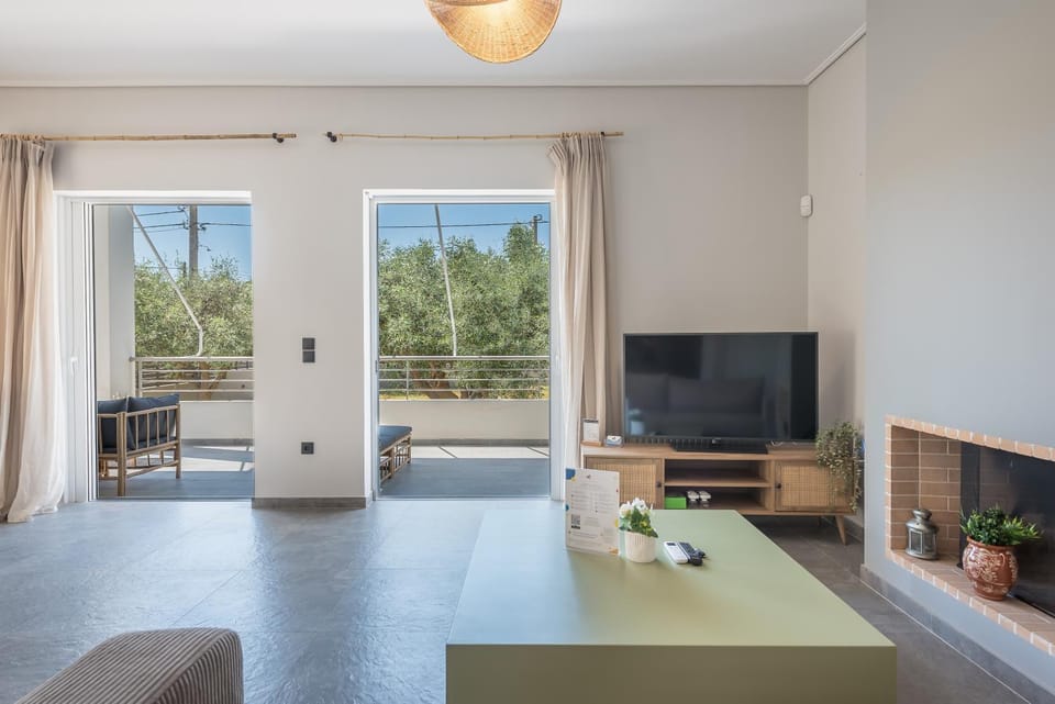Garden, TV and multimedia, Living room, Location