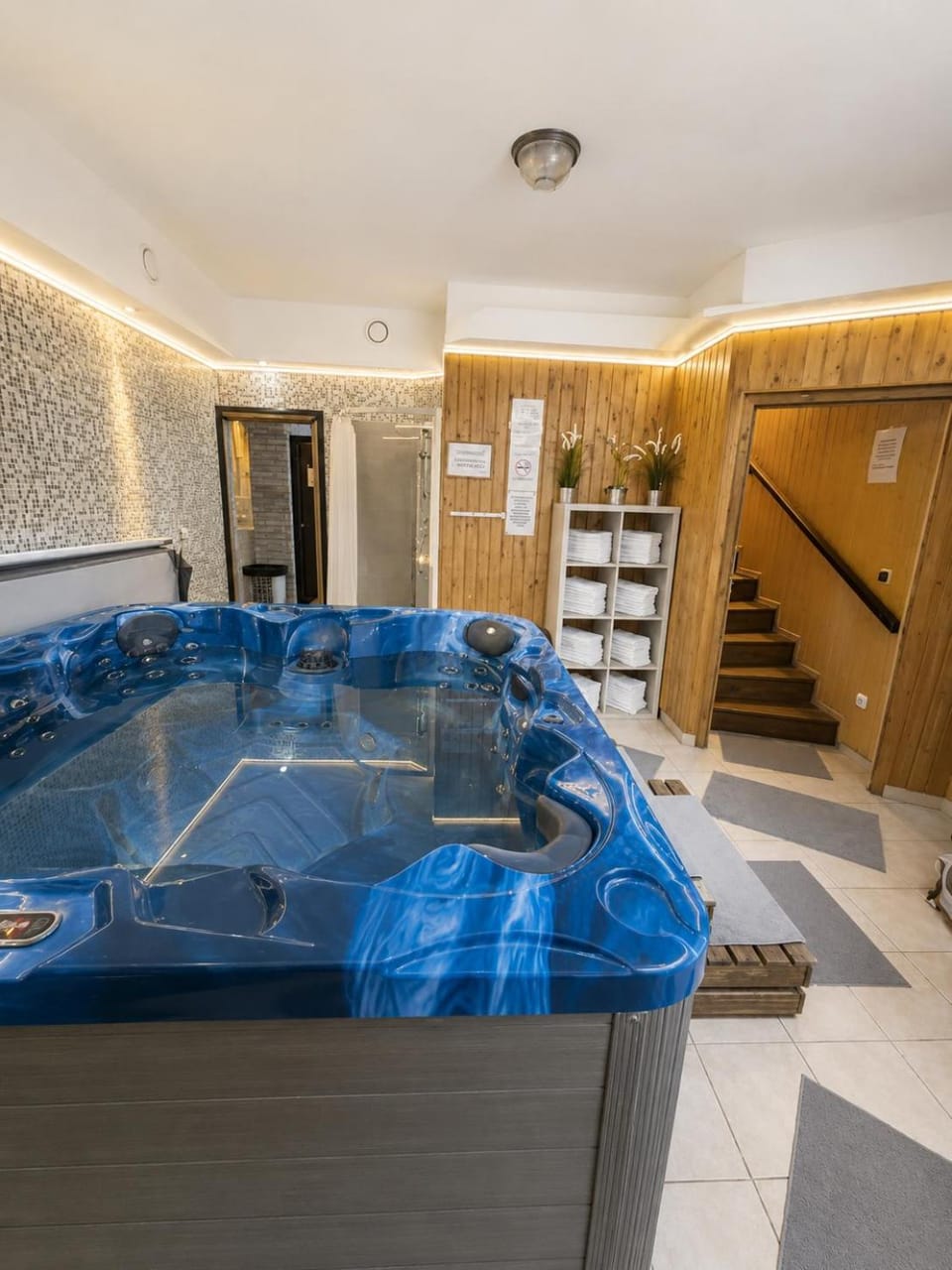 Hot Tub, Sauna