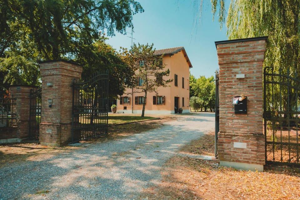 Black Paradise B&B Bed and Breakfast in Emilia-Romagna