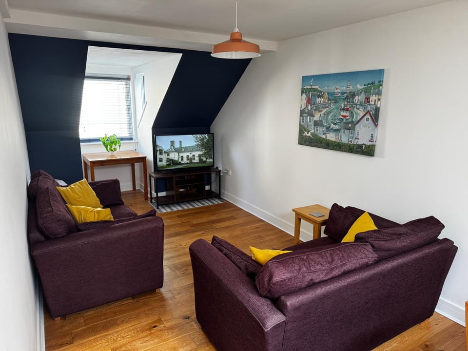 Bed, TV and multimedia, Living room, heating
