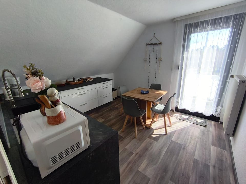 Kitchen or kitchenette, Dining area