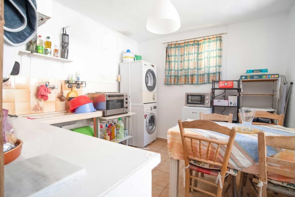 Property building, Kitchen or kitchenette, Dining area, Communal kitchen, flat iron, hair dryier, microwave, oven, stove, toaster, washing machine, dryer, kitchen, kitchen