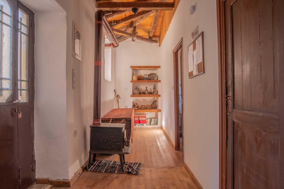 Property building, Facade/entrance, Lobby or reception, Other, Photo of the whole room, furniture, heating