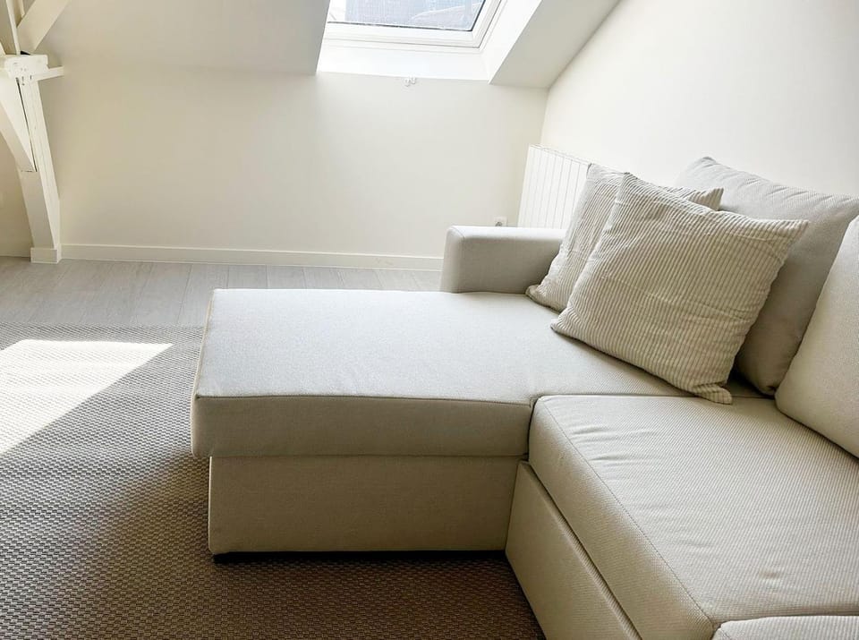 Bed, Seating area, Bedroom