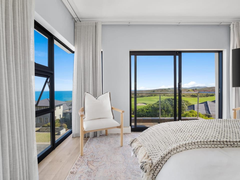 View (from property/room), Seating area, Bedroom, Sea view