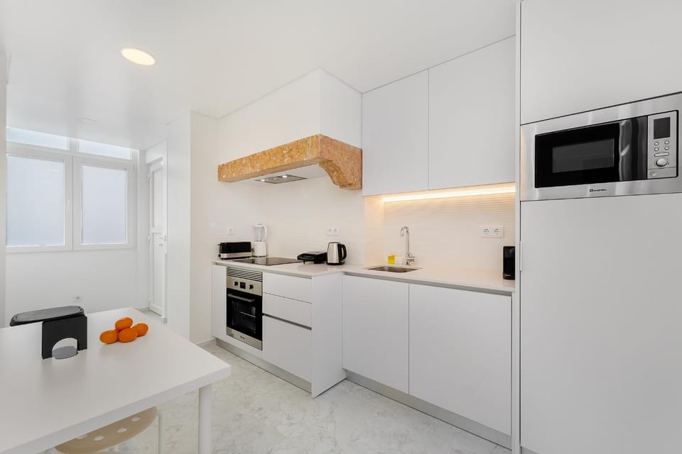 Coffee/tea facilities, microwave, oven, stove, kitchen