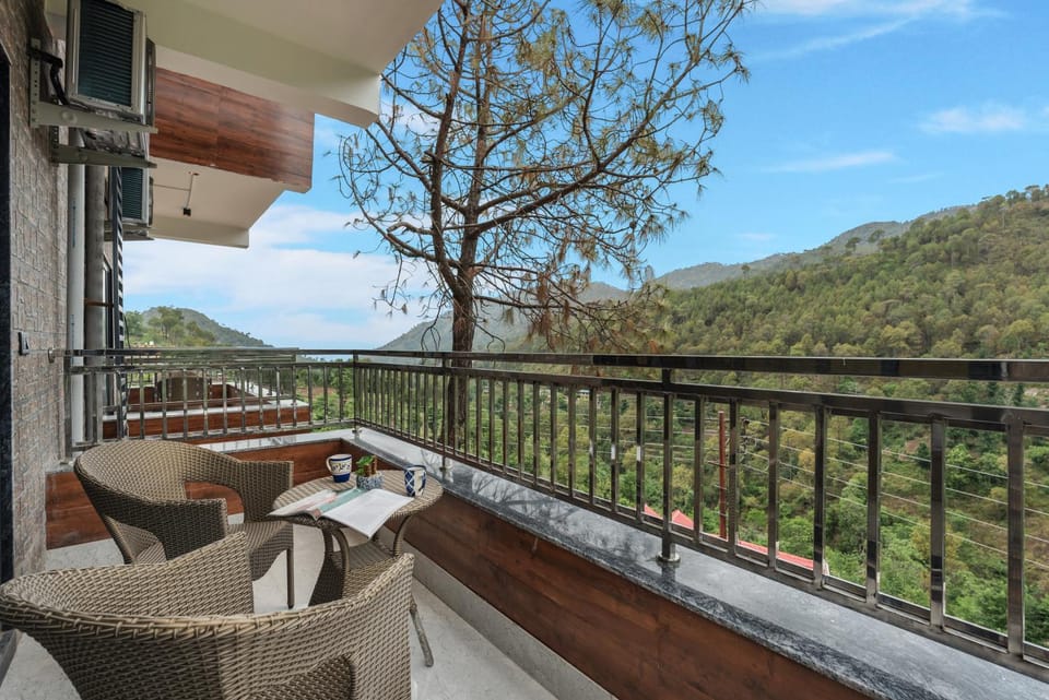 ELIVAAS Signature Panchvati Veloraa Pet-Friendly 6-BHK Apartment with Panoramic Views & Outdoor Seating Villa in Himachal Pradesh