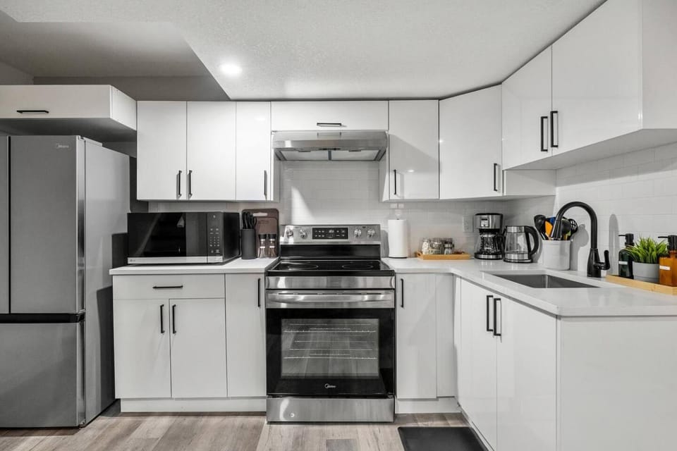 The Albany Hideout - Sleeps4 - QueenBed - NFLX - Wifi Apartment in Edmonton