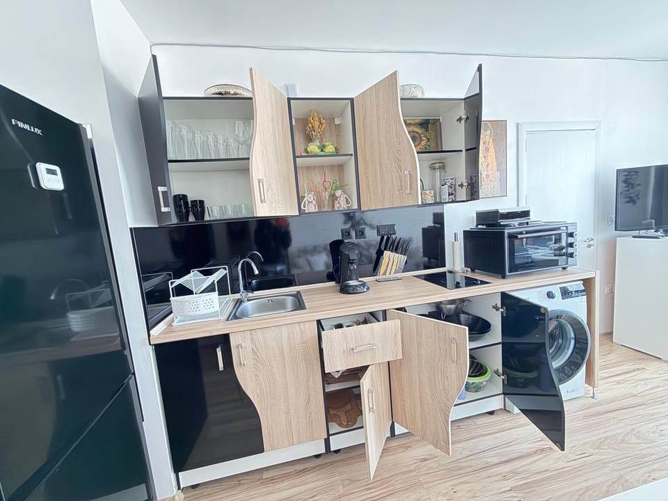 Kitchen or kitchenette, Dining area, oven, stove