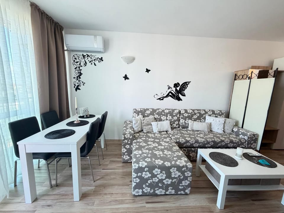 Living room, Seating area, Dining area, air conditioner