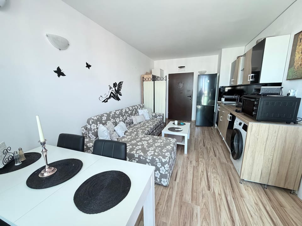 Kitchen or kitchenette, Living room, Seating area, Dining area