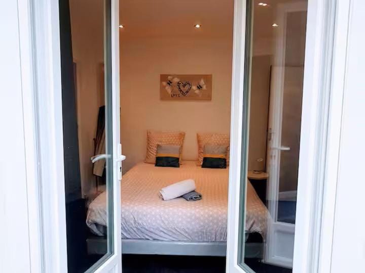 Bed, Photo of the whole room, Bedroom, Inner courtyard view, towels
