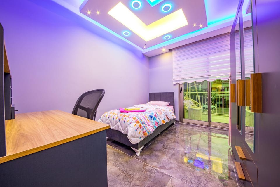 Bed, TV and multimedia, Living room, Photo of the whole room, Seating area, Dining area, Bedroom