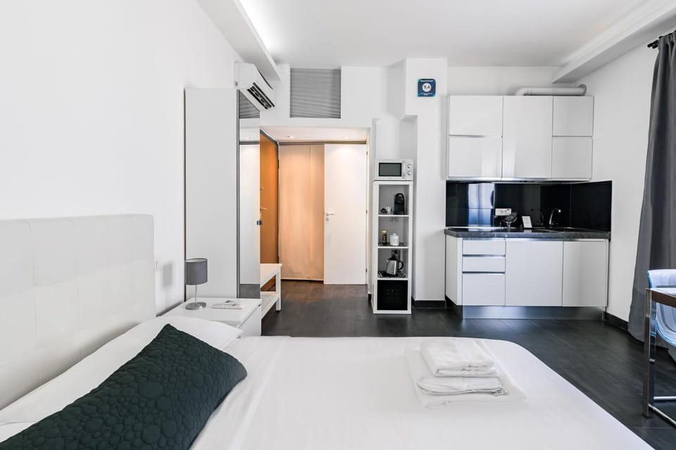 Bed, TV and multimedia, Kitchen or kitchenette, Bedroom, minibar, stove, towels, wardrobe, air conditioner