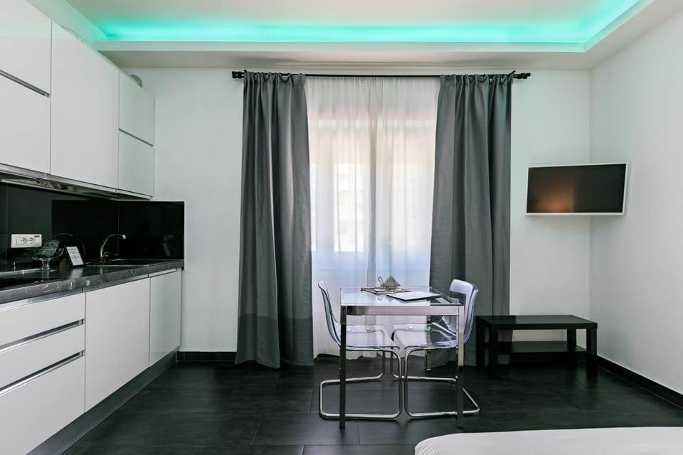 TV and multimedia, Kitchen or kitchenette, Dining area, hair dresser, minibar