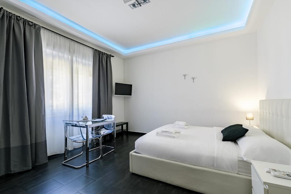 Bed, TV and multimedia, Photo of the whole room, Bedroom, hair dresser, towels
