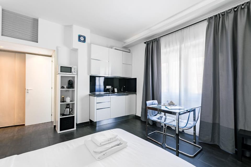 Bed, Kitchen or kitchenette, Photo of the whole room, Bedroom, minibar, stove, towels, wardrobe