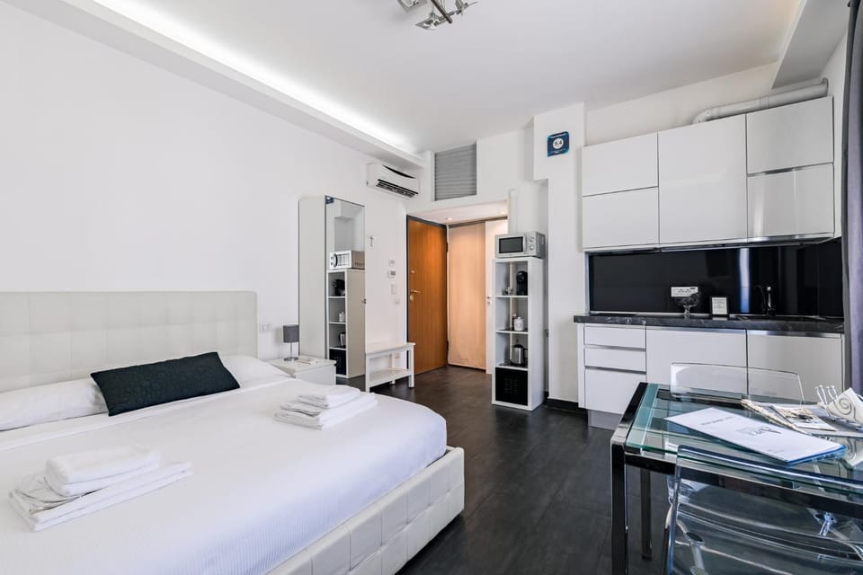 Bed, Kitchen or kitchenette, Photo of the whole room, Bedroom, minibar, pet friendly, stove, wardrobe