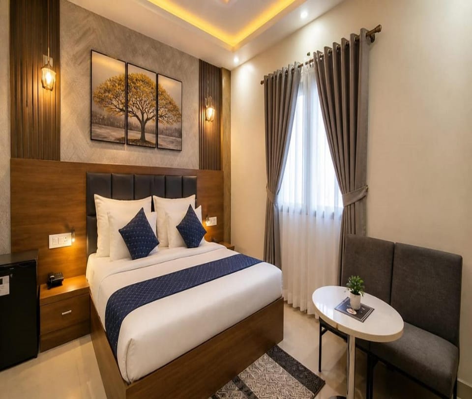 Bed, Photo of the whole room, Seating area, Bedroom