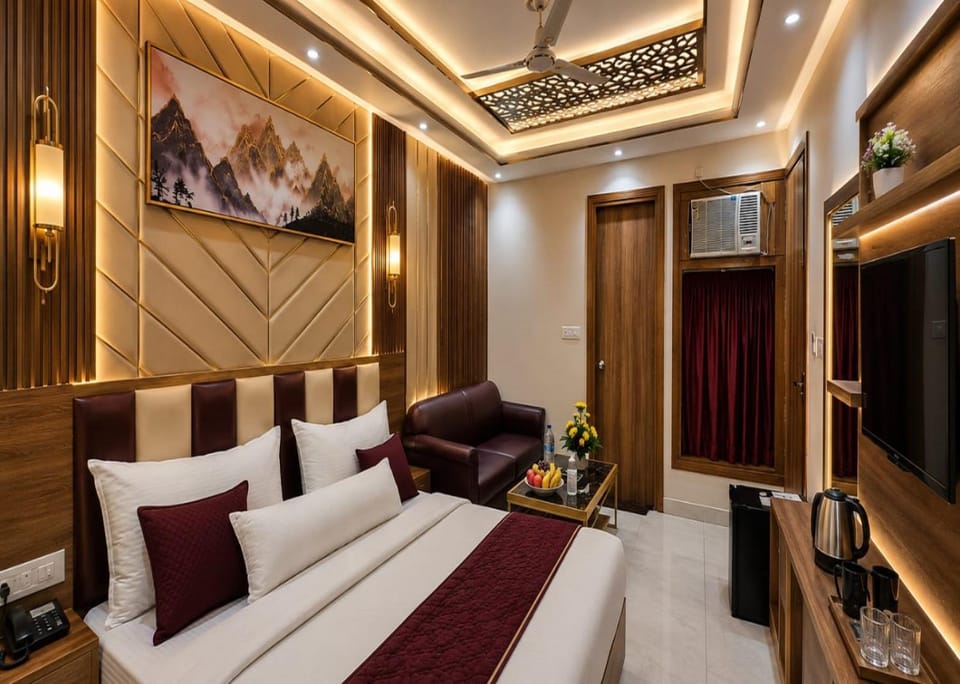 Bed, TV and multimedia, Photo of the whole room, Seating area, Bedroom, fireplace, air conditioner