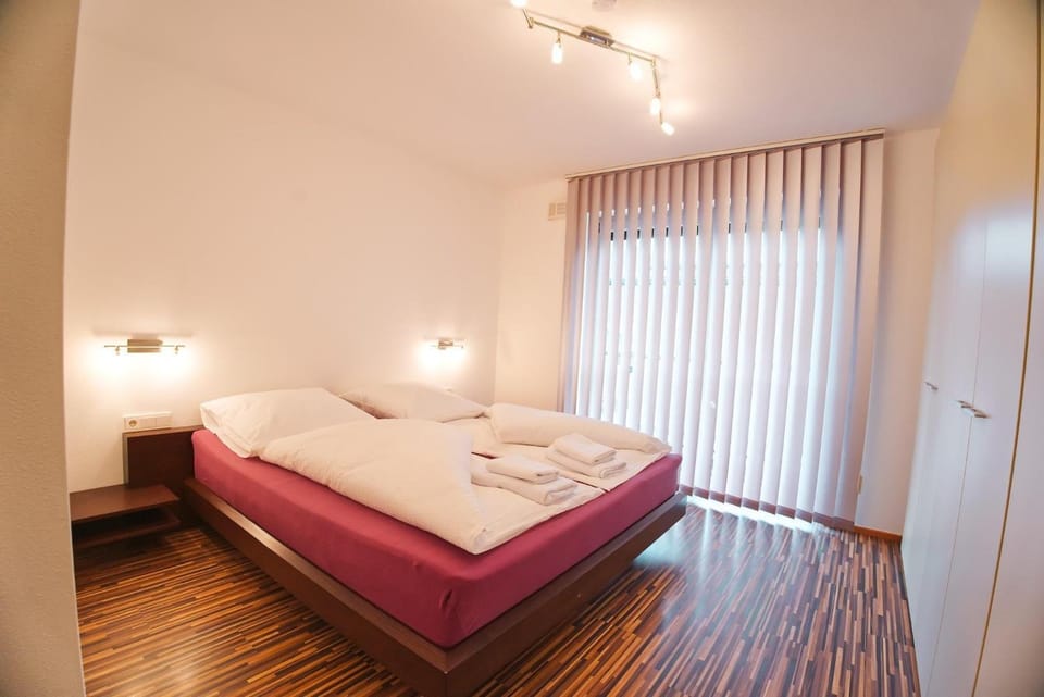 Photo of the whole room, Bedroom, wardrobe