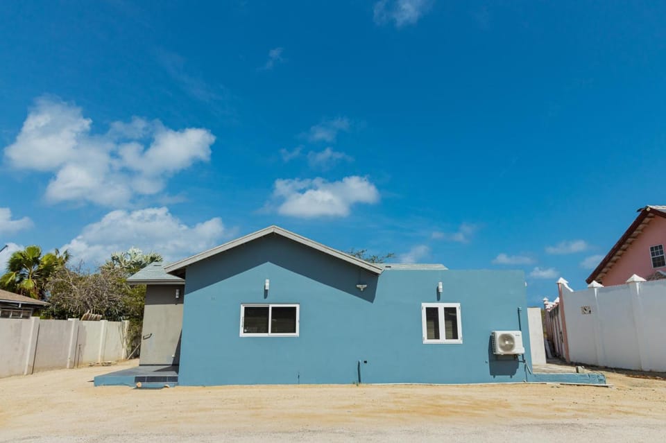 5 Minutes from Eagle Beach - Near SuperFood Bed and Breakfast in Noord