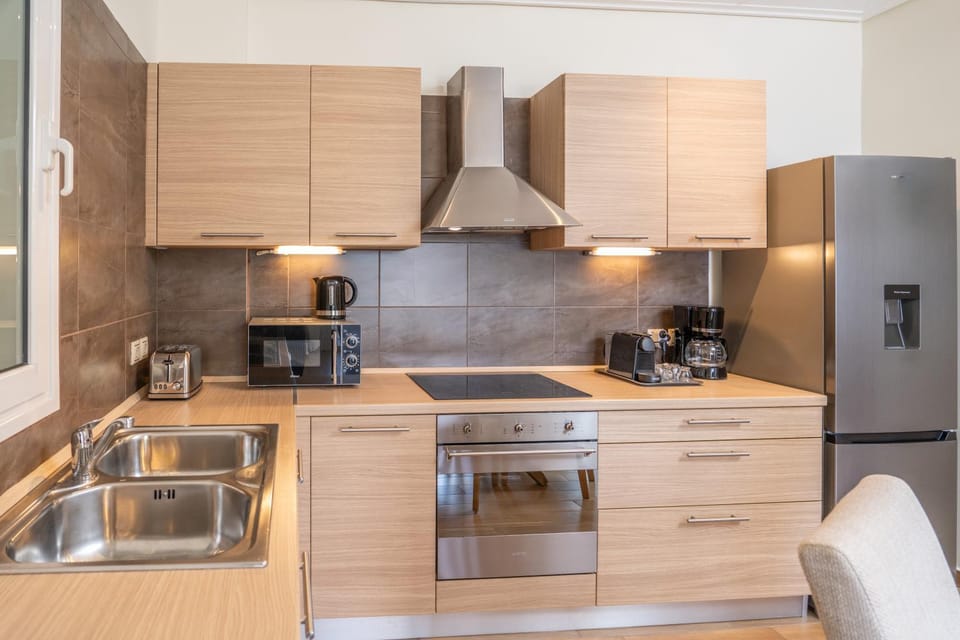 Coffee/tea facilities, Kitchen or kitchenette, oven, stove, toaster