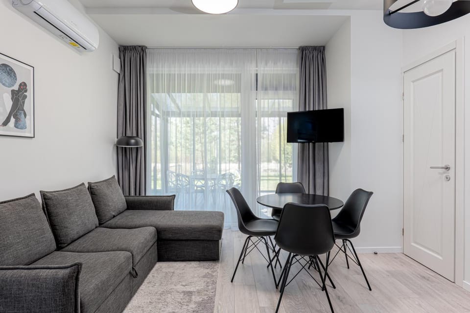 Communal lounge/ TV room, TV and multimedia, Living room, Seating area, Dining area, Evening entertainment
