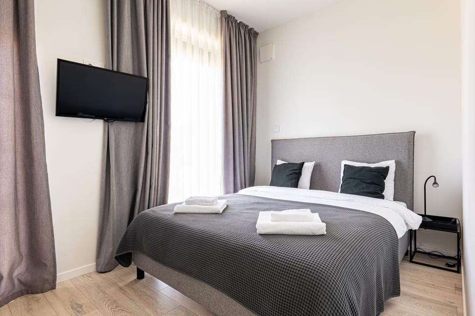 Bed, TV and multimedia, Bedroom, towels