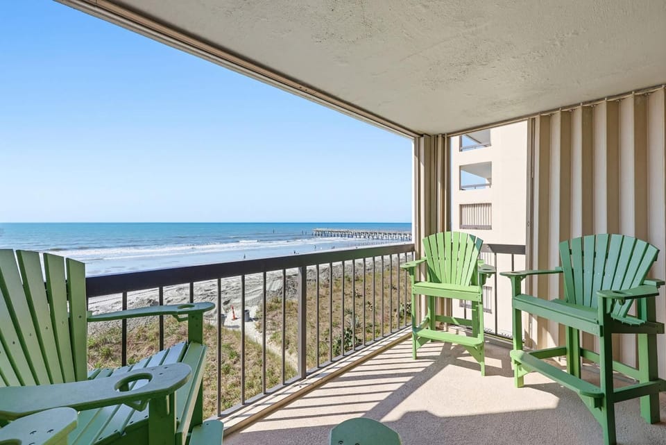Sandy Bits Oceanfront Premium Condo with Pool House in North Myrtle Beach