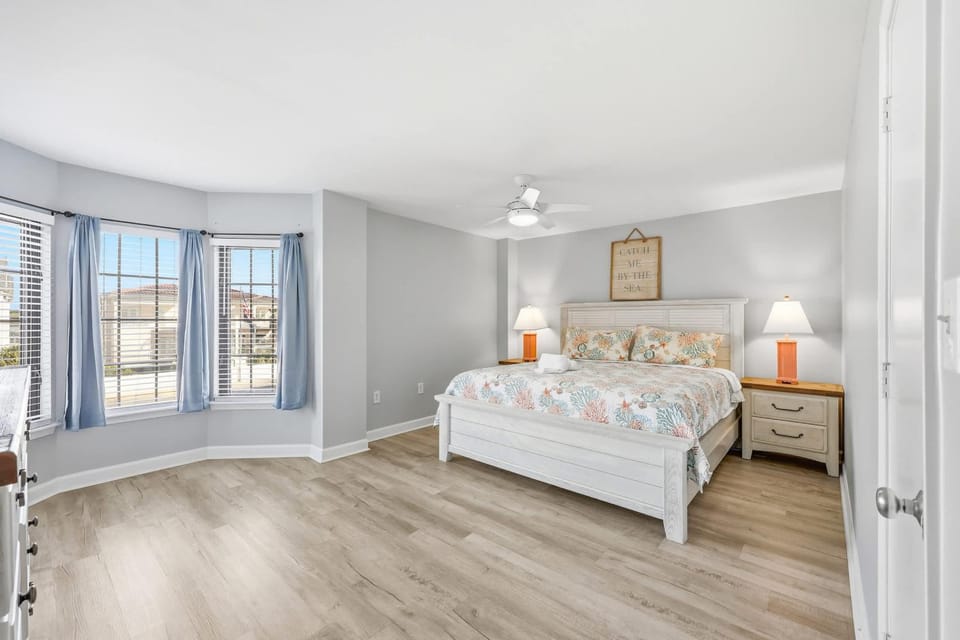 Sandy Bits Oceanfront Premium Condo with Pool House in North Myrtle Beach