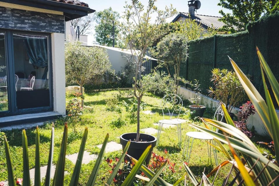 Maison annexe avec une chambre climatisation et place de stationnement Apartment in Auvergne-Rhône-Alpes