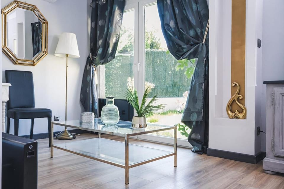Maison annexe avec une chambre climatisation et place de stationnement Apartment in Auvergne-Rhône-Alpes