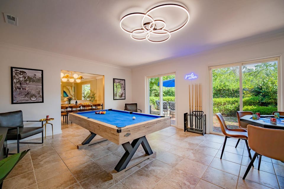 Patio, Billiard, Game Room, Garden, Seating area, Dining area