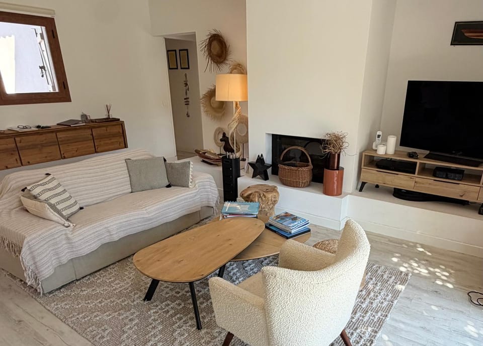 Communal lounge/ TV room, Living room, fireplace