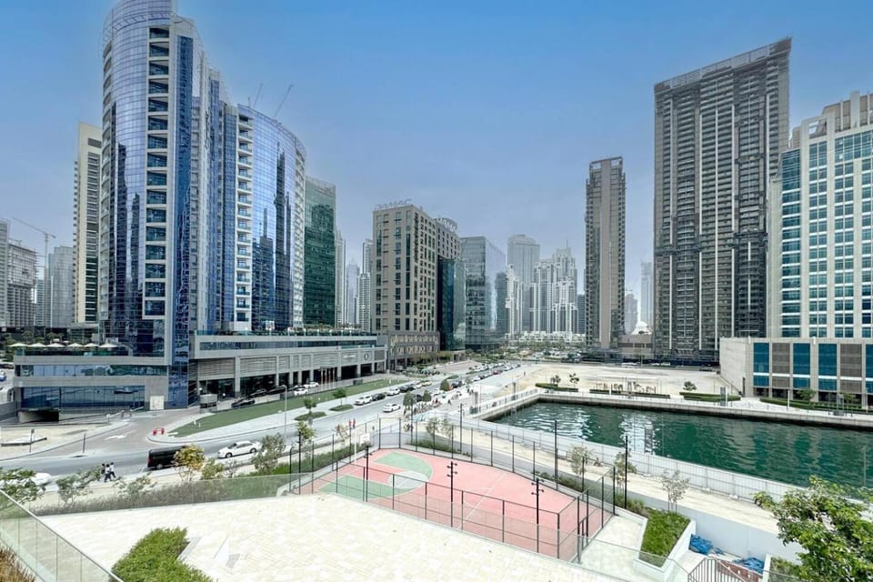 Elite Canal View Stay Padel & Basketball Courts Apartment in Dubai