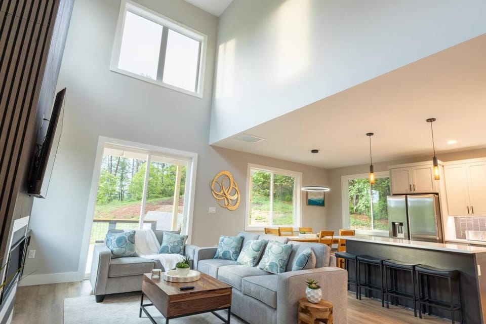 Cliffside Modern Villa. Secluded and accessible. House in Swannanoa