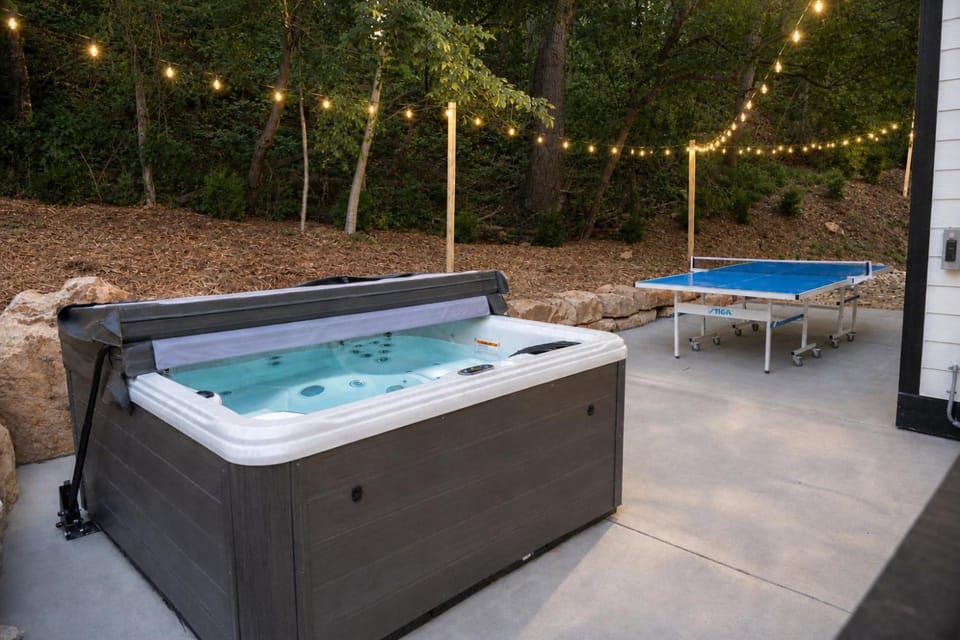 Cliffside Modern Villa. Secluded and accessible. House in Swannanoa