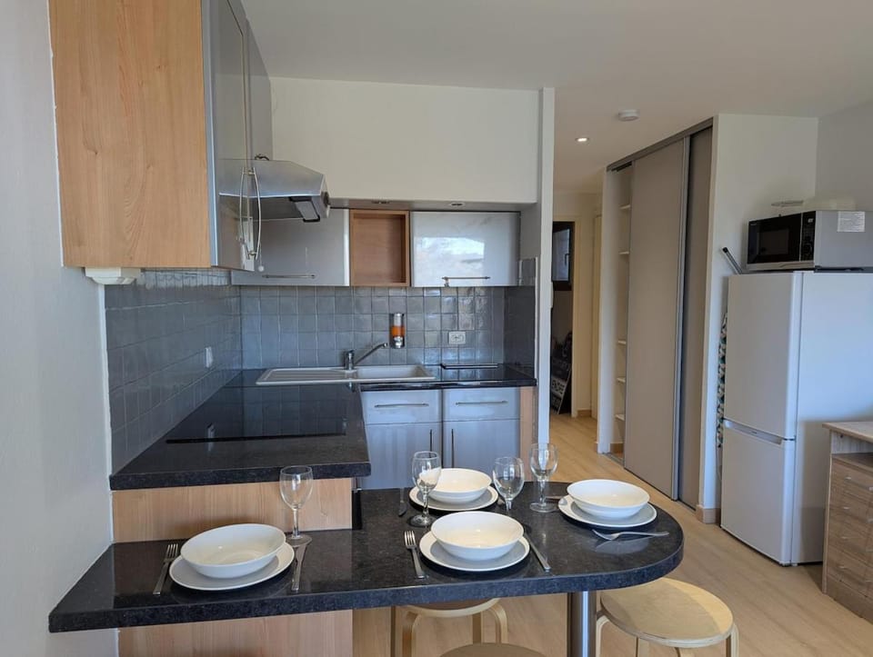 Kitchen or kitchenette, Dining area, oven, stove