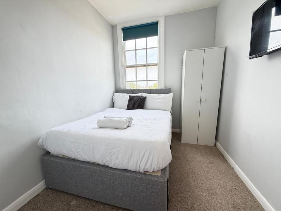 Affordable 6 Bed House Near Chatham Train Station Apartment in Rochester