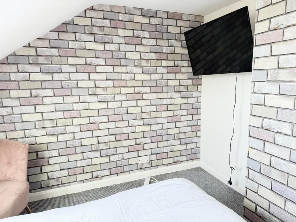 Affordable 6 Bed House Near Chatham Train Station Apartment in Rochester
