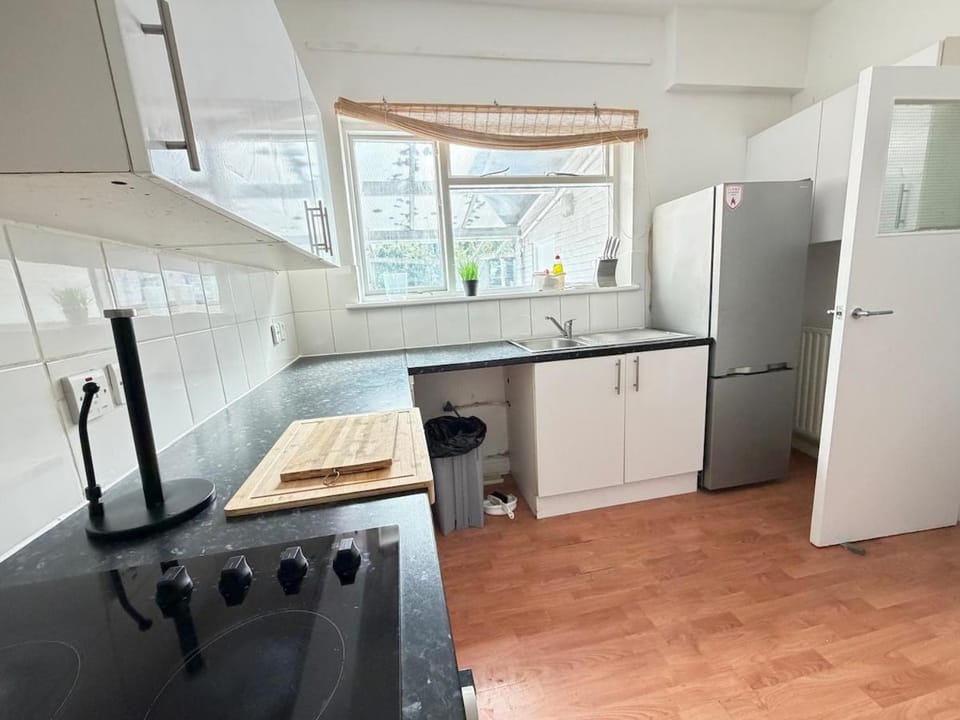 Affordable 6 Bed House Near Chatham Train Station Apartment in Rochester
